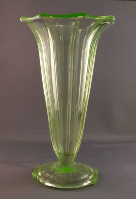 Double-ribbed vase
Czech?
Keywords: czech;pressed;vase;sold
