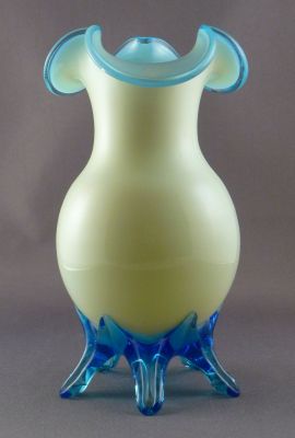 Custard glass vase, blue feet
Blue inner, rim and four feet
Keywords: blown;vase;sold
