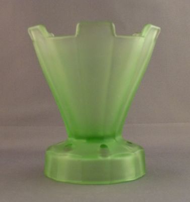 Castellated frog/vase
Keywords: pressed;vase;centrepiece;sold