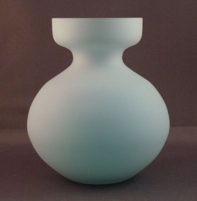 Frosted clear over white over blue bulb? vase
Bulb vase? Tulips?
Keywords: vase;blown