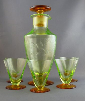 Uranium and amber cocktail set
Optic ribbed. Engraved flowers. Unknown
Keywords: barware;cut;blown