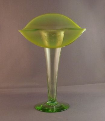 Green uranium Jack in the Pulpit vase
Optic ribbing
Keywords: blown;vase