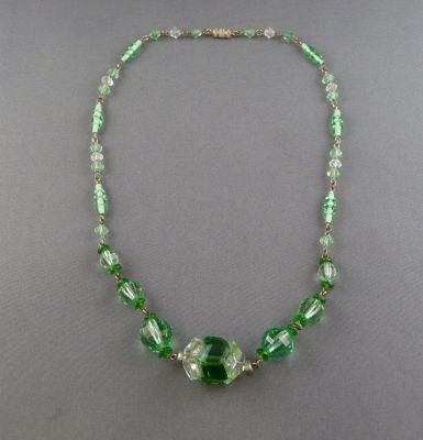 Green and crystal beads
Graduated and small faceted beads uranium. Silver plated wires. 1950s
Keywords: uranium