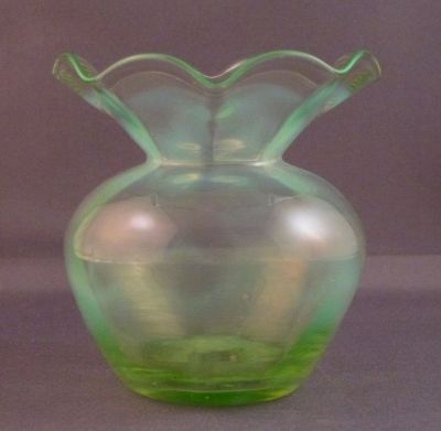 Green opalescent posy vase
Fire polished pontil mark
Keywords: blown;vase