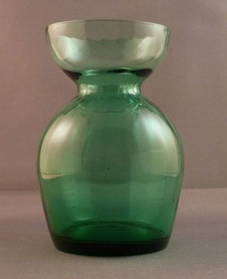 Optic rib hyacinth vase, green
Mould blown, hand shaped
Keywords: blown;vase