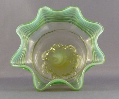 Threaded preserve dish with handle
Uranium feet and lower portion. Likely English
Keywords: blown;table;british