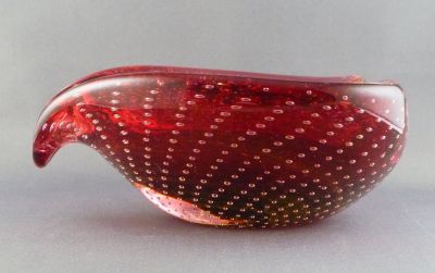 Murano bullicante ashtray with gold foil
Very thin cranberry layer under the gold. Controlled bubble
Keywords: blown;ash