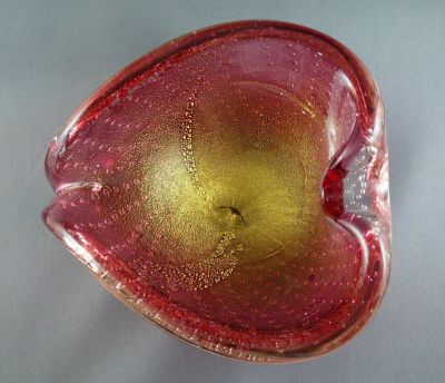 Murano bullicante ashtray with gold foil
Cranberry and clear. Controlled bubble
Keywords: blown;ash