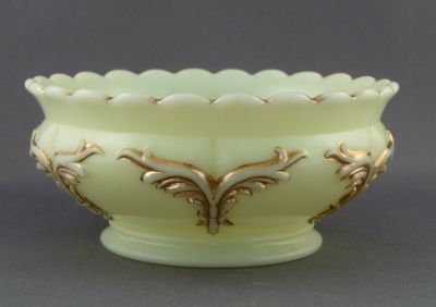 Heisey Winged Scroll berry bowl, gilded
Ivorina verde custard glass. Some gilding loss. 1898-1901. EAPG
Keywords: american;pressed;enamelgilt;table