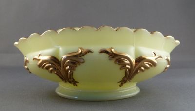 Heisey Winged Scroll oval bowl, gilded
Ivorina verde custard glass. 1898-1901. EAPG
Keywords: american;pressed