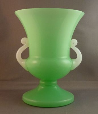 Jade and white "alabastro" urn, huge
Solid base. Polished base with polished pontil mark. St Louis? French?
Keywords: blown;frenchdutchbelg;vase