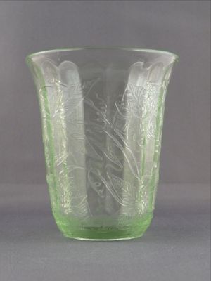 Jeannette Glass Floral tumbler
4.5-in
Keywords: american;barware;pressed