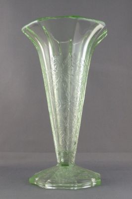 Jeannette Glass Floral octagonal vase
Scarce
Keywords: american;pressed;vase