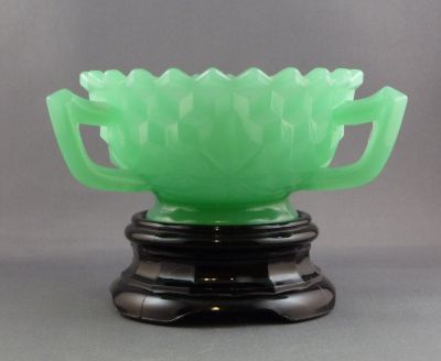 Jobling 2077 3-handled small bowl
Bowl and block on plinth
Keywords: british;pressed;vase