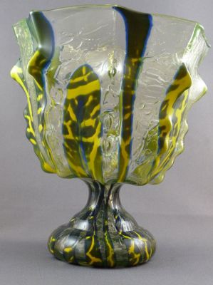 Kralik knuckle vase
Green uranium crackle glass with opaque blue and yellow. Bambus decor
Keywords: czech;blown;vase
