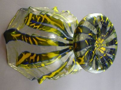 Kralik knuckle vase
Base. Green uranium crackle glass with opaque blue and yellow. Bambus decor. Unpolished pontil mark
Keywords: czech;blown;vase