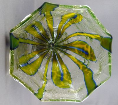 Kralik knuckle vase
Inside. Green uranium crackle glass with opaque blue and yellow. Bambus decor
Keywords: czech;blown;vase