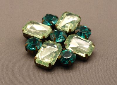 Brooch, light green stones uranium
Keywords: uranium;sold