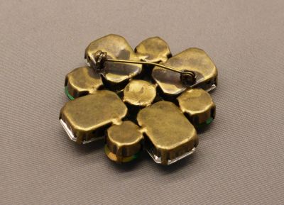 Brooch, light green stones uranium
Brass back
Keywords: uranium;sold