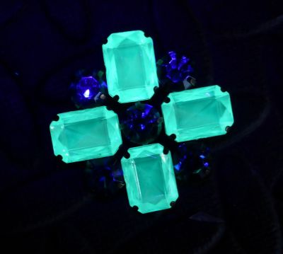 Brooch, light green stones uranium
Under UV
Keywords: uranium;sold