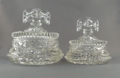 Libochovice 1952 and 1953 dressing table set powder bowls
122 mm and 100 mm. Shiny ground bases
Keywords: pressed;bathbed;sold