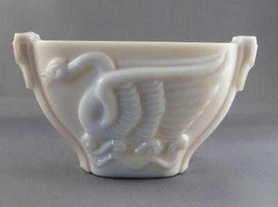 Macbeth-Evans custard glass swan vase
Marked Made in USA in circle on base
Keywords: american;pressed;vase
