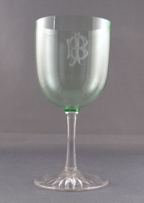 Monogrammed wine glass
Star-cut base, fine lead crystal
Keywords: barware;blown;cut