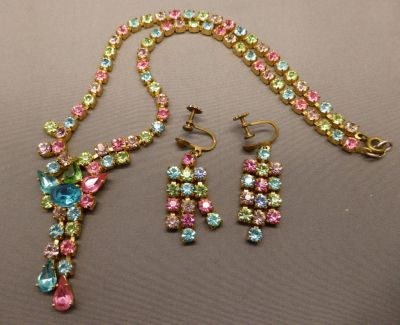 Pastel necklace and earrings
Screw earrings. Early 20th C
