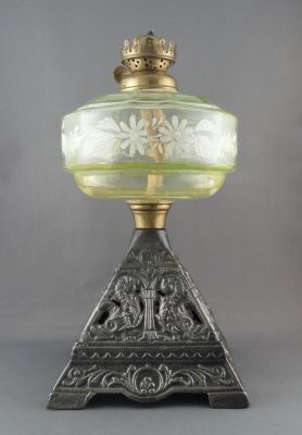 Enamelled oil lamp with cast iron "dolphin" base
Untouched base
Keywords: blown;enamelgilt;oillamp;light