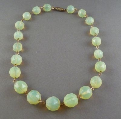 Opalescent uranium beads
Square gold wire (no corrosion). Vintage
Keywords: uranium