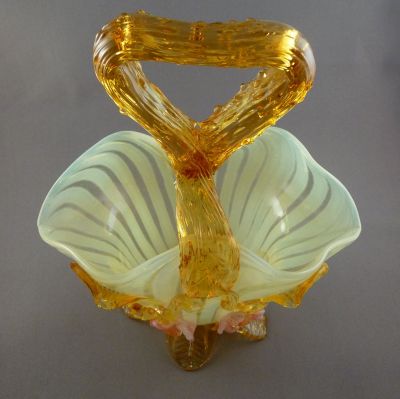 Harrach opalescent uranium basket
Unusual shape
Keywords: blown;vase