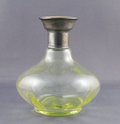 Optic rib perfume bottle
Guilloché lid. Internal clear stopper with broken dauber
Keywords: blown;bottle
