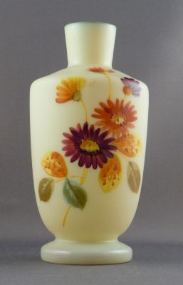 Bohemian enamelled vase, pale yellow satin
Loss of gilding. Small
Keywords: czech;blown;enamelgilt;vase