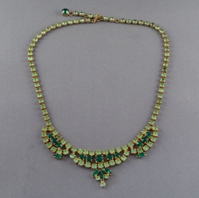 Pale green uranium and dark green beads
Stones set in base metal. 1950s/1960s
Keywords: uranium