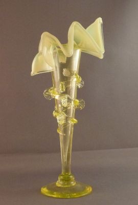 Jack in the pulpit vase with pinched trail
Canary opalescent
Keywords: blown;british;vase