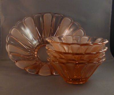Pink fruit set
Czech? Birdbath base
Keywords: pressed;sold;czech;dessert