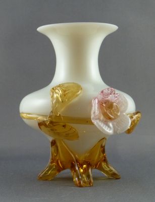 Custard glass vase with flower and leaves
Four feet
Keywords: blown;vase