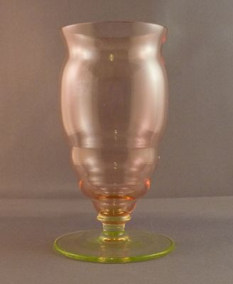 Pink water glass with uranium foot
Dutch? Belgian?
Keywords: barware;blown;frenchdutchbelg