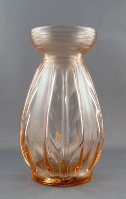 French hyacinth vase, pink
1920/30s
Keywords: blown;frenchdutchbelg;vase;sold