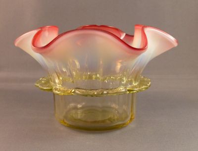 Opalescent pink rim preserve dish
Opalescent uranium with pink rim and top inner lining
Keywords: british;table;blown