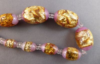 Venetian foil beads in pink with uranium
Uranium glass over the foil gives a gold effect
Keywords: murano;uranium