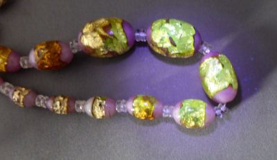 Venetian foil beads in pink with uranium
Under UV
Keywords: murano;uranium