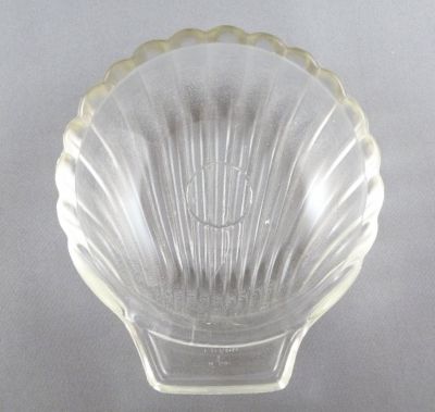 Pyrex scallop shell
Marked Pyrex brand on rear and with an unreadable number on the front
Keywords: british;pressed;sold