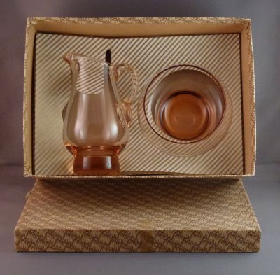 Romanian peach creamer/milk jug and sugar
Original box
Keywords: blown;sold