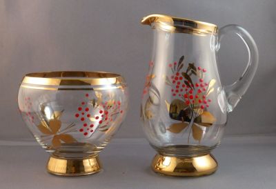 Romanian enamelled and gilded creamer and sugar bowl
1950s/60s?
Keywords: blown;enamelgilt;sold