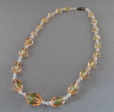 Rubina verde with crystal
Vintage beads. Restrung
Keywords: uranium