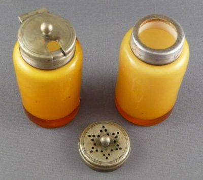 1920s amber over white mustard pot and shaker
EPNS fittings. Same fittings seen on Noritake porcelain set with 1920s backstamp
Keywords: table