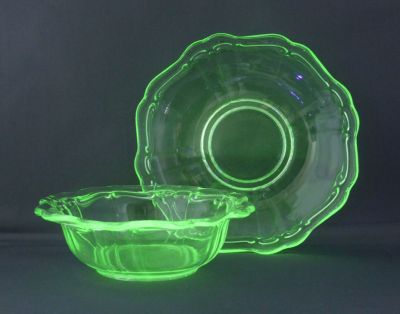 Pale green uranium scroll, dessert bowl and underplate
Under UV
Keywords: pressed;table