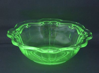 Pale green uranium scroll, dessert bowl
Under UV
Keywords: pressed;table
