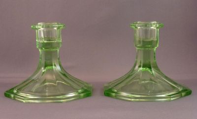 Dressing table set D candlesticks
Inwald? Very shiny ground rims
Keywords: czech;pressed;bathbed;candle
